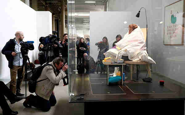 0x0-french-artist-criticized-by-peta-after-hatching-9-eggs-in-paris-museum-1508342218544_副本.jpg