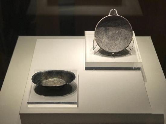 2唐代双鱼纹海棠花形鎏金银盏（左）、唐代绶带纹银碗（右）。 拷贝副本.jpg